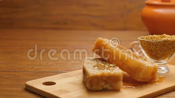 蜂蜜蜂窝蜜蜂面包和青苹果的组成LR潘第82号视频的预览图