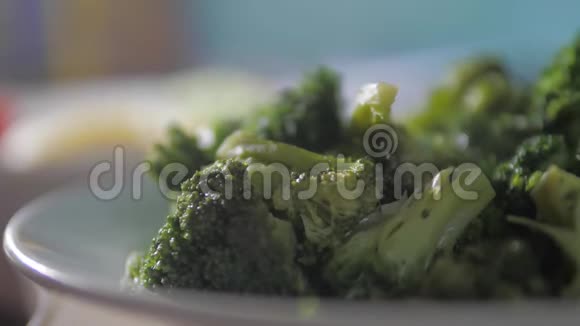 煮熟的西兰花美味的健康食品素食放慢视频吸烟热素食观念视频的预览图