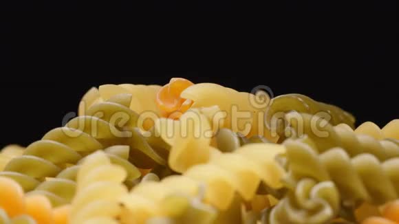 黄色运动彩色螺旋面在一堆上坠落的宏观镜头视频的预览图