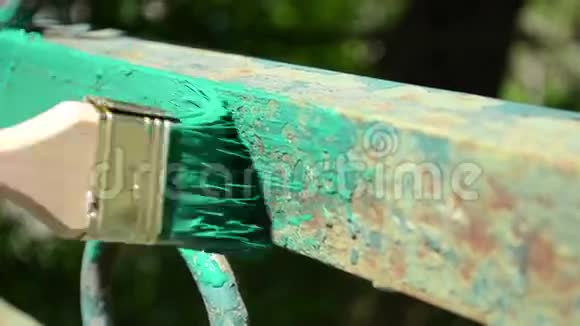 一只手油漆金属门视频的预览图