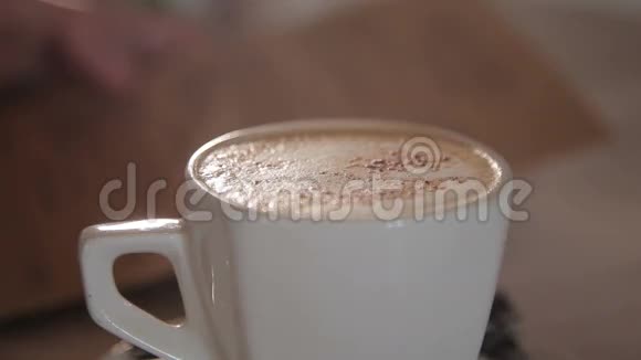 人的手拿咖啡杯视频的预览图