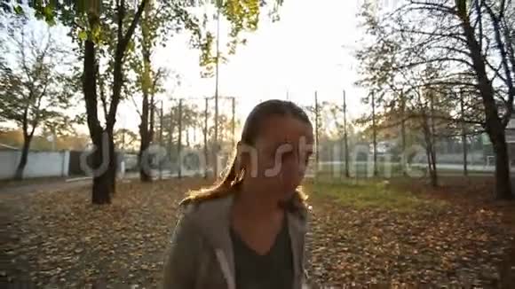 女运动员在秋季公园跑步视频的预览图