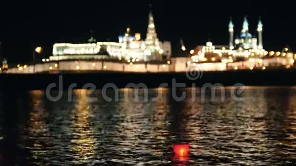 喀山俄罗斯2017年5月12日喀山克里姆林宫在河中倒影与红色浮动灯笼视频的预览图