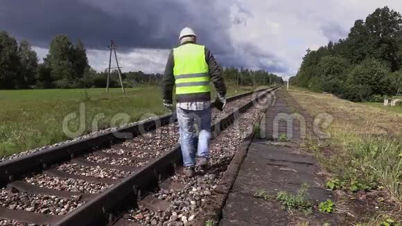 铁路工人使用平板电脑并在铁路附近行走视频的预览图
