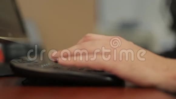 男人手在键盘上打字视频的预览图