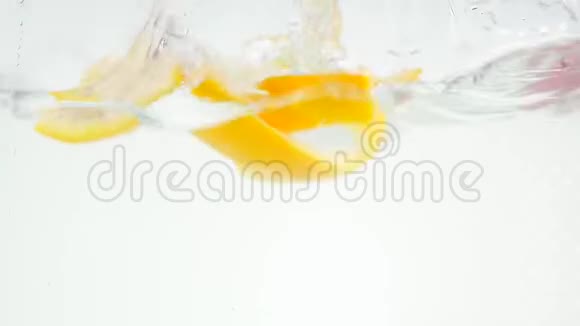 掉进水里在白色背景的慢速运动上落下橙色的切片视频的预览图