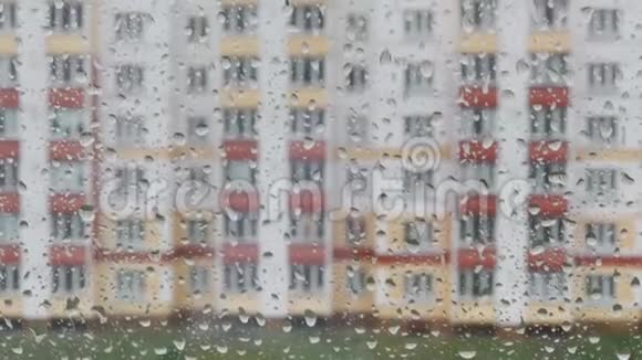 下雨天大雨落在窗户表面视频的预览图