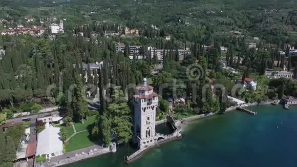 城堡意大利群山环绕的美丽的加尔达湖全景无人机视频拍摄视频的预览图