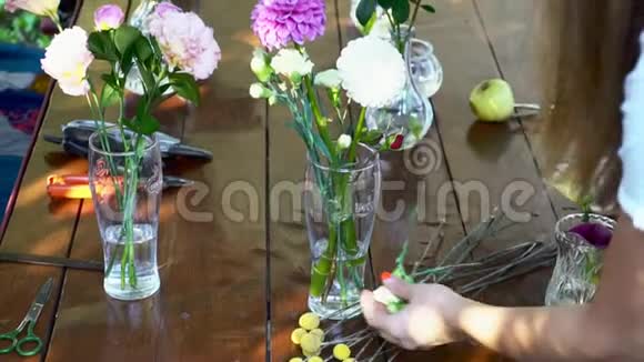 花店女完成在室外玻璃装饰婚礼慢动作视频的预览图
