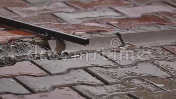 雨滴落在运动场上的水坑里倾盆大雨逼近洪水在被洪水淹没的城市街道上滴落和飞溅视频的预览图