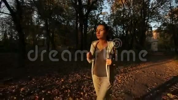 女运动员在秋天公园跑步视频的预览图