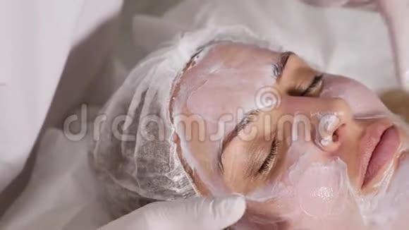 医生在他躺着的病人脸上涂了一层麻醉剂视频的预览图