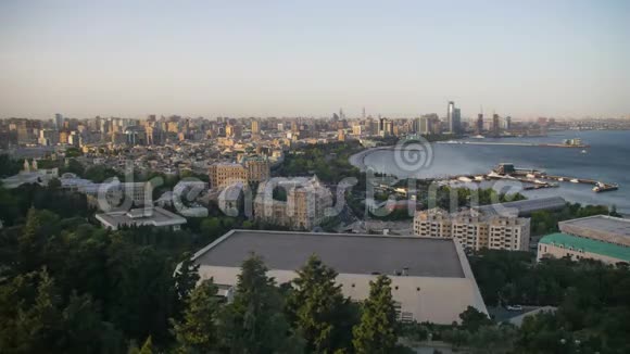 海边大城市的俯视图一天到一夜阿塞拜疆巴库时间流逝视频的预览图