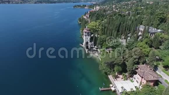 城堡意大利群山环绕的美丽的加尔达湖全景无人机视频拍摄视频的预览图