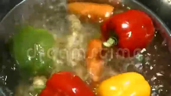 水溅在蔬菜上视频的预览图