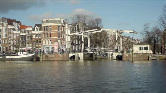 城市生活阿姆斯特丹历史悠久的运河房屋桥梁和交通视频的预览图