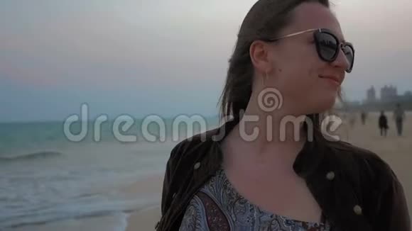 夏海海岸线上一个快乐少女的画像近距离射击视频的预览图