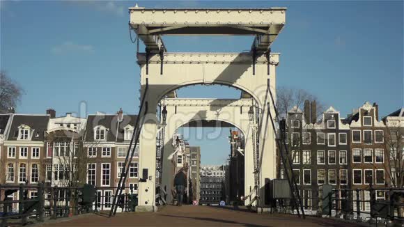 阿姆斯特丹历史悠久的运河房屋和优雅的桥梁视频的预览图