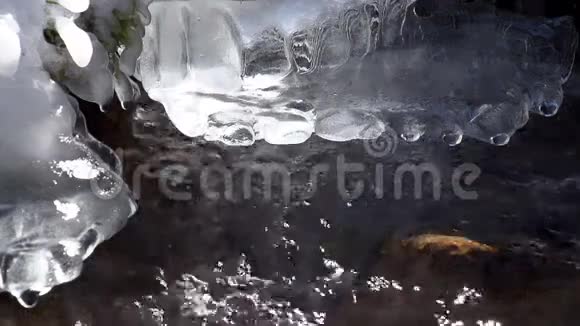 山涧中的冰纹视频的预览图