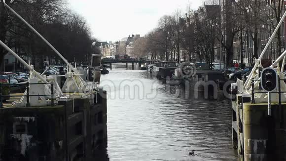 水闸和运河荷兰阿姆斯特丹的Haarlemmersluis视频的预览图