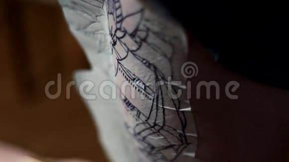 准备纹身的过程纹身设计视频的预览图