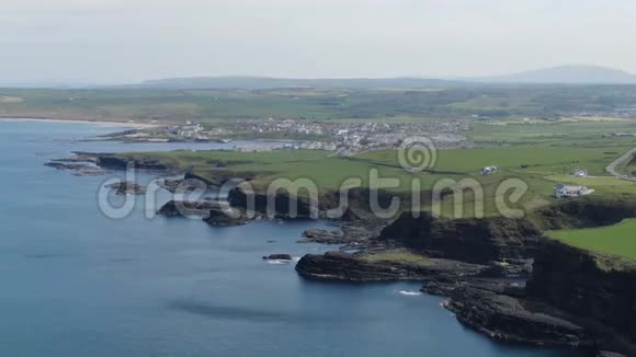 北爱尔兰邓卢斯城堡鸟瞰图视频的预览图
