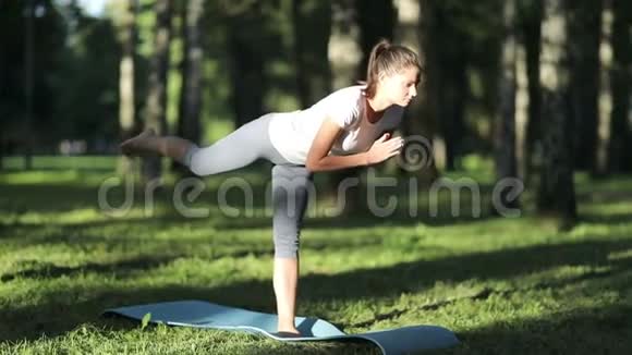 女人在公园里练习瑜伽视频的预览图