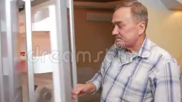 老人打开冰箱喝包裹里的果汁它解渴把果汁放回冰箱里视频的预览图