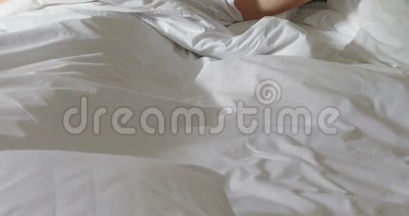 男人睡在4K床上视频的预览图