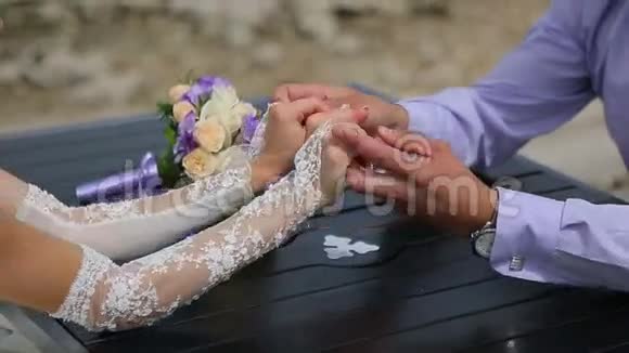 新郎新娘的手视频的预览图
