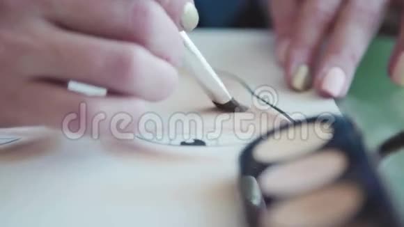 化妆师在水彩纸上画出脸部的示意图视频的预览图