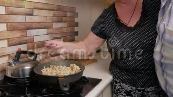 女人年老的丈夫给我尝尝锅里的菜他吹着勺子试着吃熟饭男人喜欢熟的视频的预览图