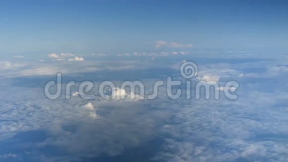 美丽的云穿过飞机窗LR潘1号视频的预览图