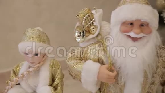 圣诞大餐装饰精美的房子和一棵圣诞树挂在装饰过的视频的预览图