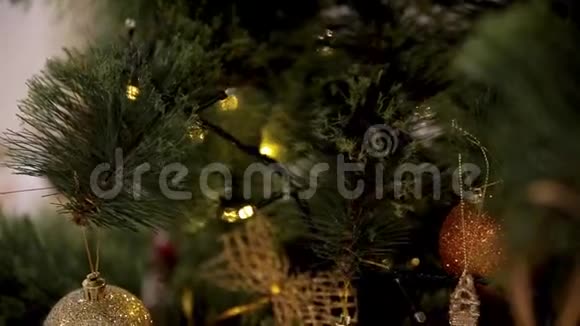 圣诞大餐装饰精美的房子和一棵圣诞树挂在装饰过的视频的预览图