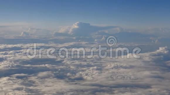透过飞机窗户的美丽的云彩左前角4号视频的预览图