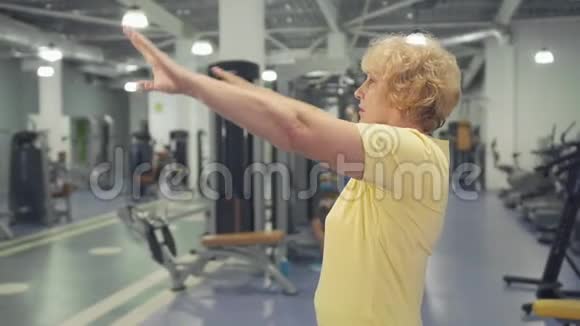 老年妇女在健身房锻炼双手视频的预览图