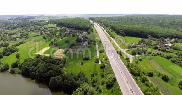 基辅敖德萨公路的鸟瞰图飞过汽车卡车靠近绿色的田野宁静的河流和美丽的视频的预览图