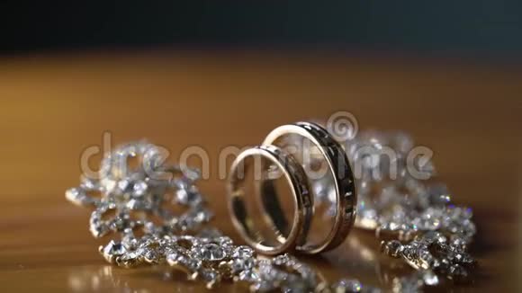结婚戒指和耳环视频的预览图