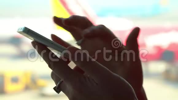 机场候机楼里的女人机场越南在信使或打字中发短信的女性手的特写镜头视频的预览图