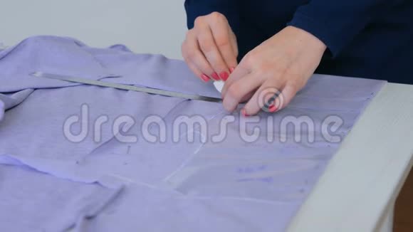 裁缝师裁缝师缝纫室里的布料视频的预览图