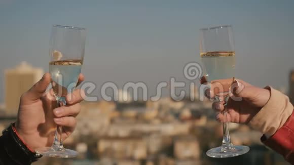 男人和女人戴着香槟视频的预览图