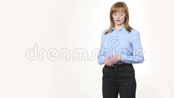 扭着手指不确定性穿裤子的女孩和笨蛋孤立在白色背景上肢体语言女性手势视频的预览图