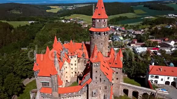 飞越捷克共和国布佐夫城堡视频的预览图