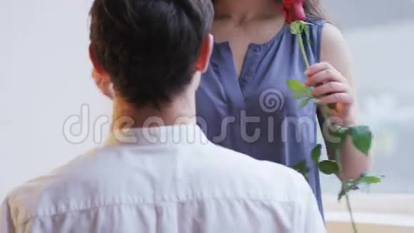 男人把红玫瑰送给女人她拥抱他视频的预览图