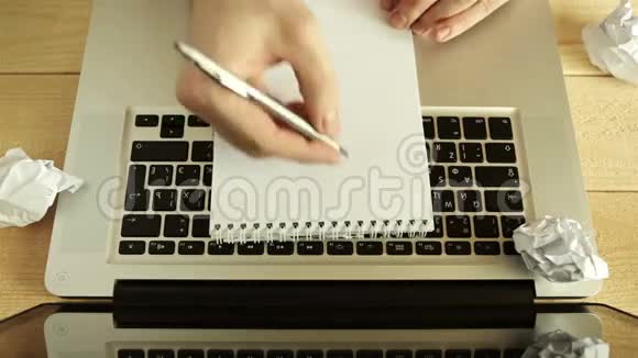 男性自由职业者男性手在家或办公室的笔记本上书写笔视频的预览图