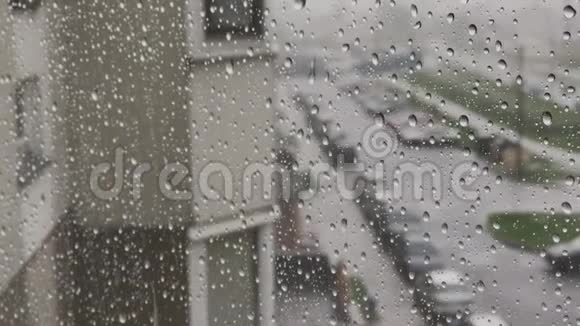 下雨天大雨落在窗户表面视频的预览图