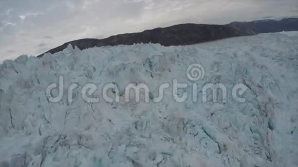 冰冰冰川流动的空中景观视频的预览图
