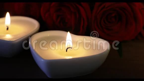 心形的蜡烛和玫瑰合上视频的预览图