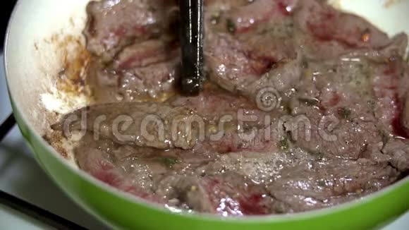 在平底锅里处理煎肉视频的预览图